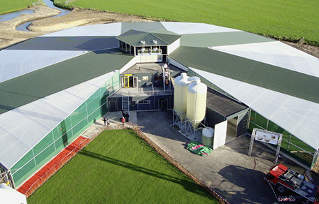 



Die Anlage Rondell im holländischen Barneveld wurde 2011 mit dem Aufdachsystem Clickrail innerhalb von nur vier Tagen errichtet. Verbaut wurden 436 Scheuten-Module.
