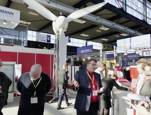 
Et voilà: Der Chef von Lely Aircon, Kai-Uwe Broek, stellt den Fachbesuchern die neue 30-Kilowatt-Anlage der Firma vor.
