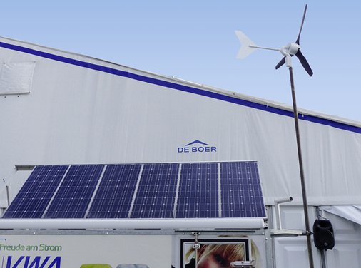 
Kombinierte Wind- und Photovoltaikanlagen gleichen die jeweiligen Erzeugungsschwankungen aus.
