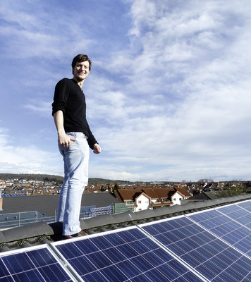 
Über den Dächern von Highdelberg:Nicolai Ferchl vom Vorstand der Heidelberger Energiegenossenschaft freut sich über die Photovoltaikanlage, die sauberen und preiswerten Strom für die Mieter des Hauses liefert.



