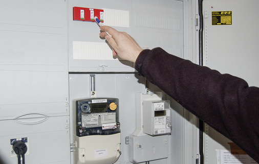 
Über den Summenzähler (links) wird sowohl der aus dem Haus ins Netz gespeiste Solarstrom als auch der aus dem Netz gekaufte Strom gemessen. Rechts befindet sich der Ertragszähler für die Photovoltaikanlage.



