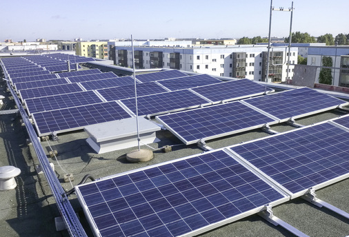 



Dieser Solargenerator versorgt ein Mietshaus im Berliner Stadtteil Hellersdorf mit Sonnenstrom.

