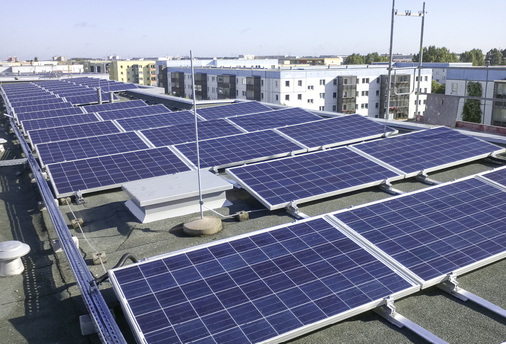 <p>
</p>

<p>
Dieser Solargenerator versorgt ein Mietshaus im Berliner Stadtteil Hellersdorf mit Sonnenstrom.
</p> - © Foto: Stadt und Land WG

