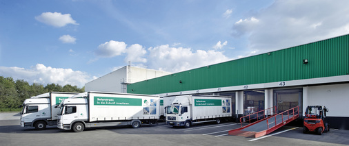 



Selbst transportieren oder den Versand an einen Logistiker abgeben? Der Umbau der Branche zwingt auch den Großhandel, neue Wege zu gehen.
