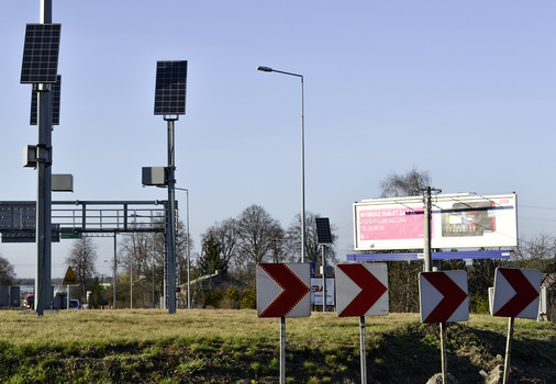 
Solche Inselanlagen bestimmen in Polen das Straßenbild: Sie versorgen die Verkehrsschilder mit Strom, am Tag und per Batterie auch in der Nacht.



