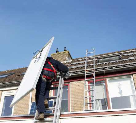 
Gefahren lauern bei der Reinigung, Wartung und Reparatur überall: Wenn ein Monteur ein Ersatzmodul auf dem Rücken trägt, kann das bei starkem Wind wie ein Segel wirken.



