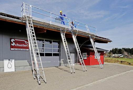 
Blitzschnelle Einrüstung: Das Gerüst ist eine Kombination aus Arbeitsebene und Dachschutzwand, die am Boden komplett aufgebaut und mit Hilfe von Spezial-Winden auf die gewünschte Arbeitshöhe gebracht wird.



