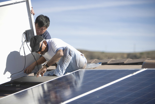 
Vorsicht Strom: Sobald Licht vorhanden ist, liegt an der Photovoltaikanlage eine elektrische Spannung an. Deshalb müssen Techniker Freischaltungen immer erst prüfen, bevor sie loslegen können.



