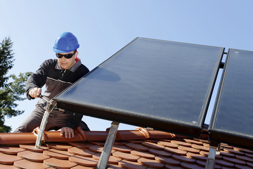 
Hoch auf dem Dach: Der Monteur muss bei seinem Job eine Schutzausrüstung bestehend aus Auffanggurten und festem Schuhwerk tragen. Der TÜV empfiehlt zudem eine sogenannte Eignungsuntersuchung.



