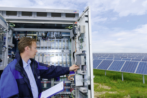 
Wer eine Solaranlage wartet, muss durch den Gleichstromfreischalter die Stromeinspeisung unterbrechen. Aber Vorsicht: Es liegt bis zum Trennschalter weiterhin die volle Gleichspannung von bis zu 1.000 Volt an.



