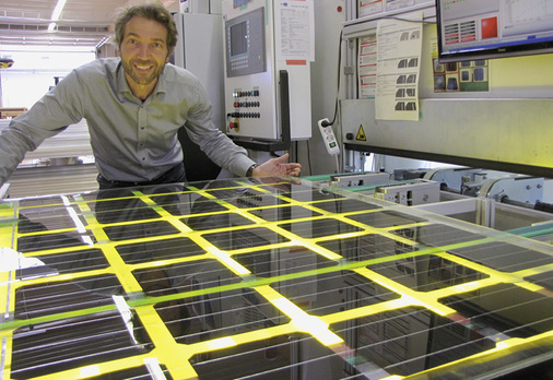 
Als einer der ersten Hersteller bietet SI Module künftig auch DIBt-zugelassene Doppelglasmodule. Eine konsequente Produkt- und Kundenorientierung ist laut Geschäftsführer Gregor Reddemann ein Erfolgsfaktor.



