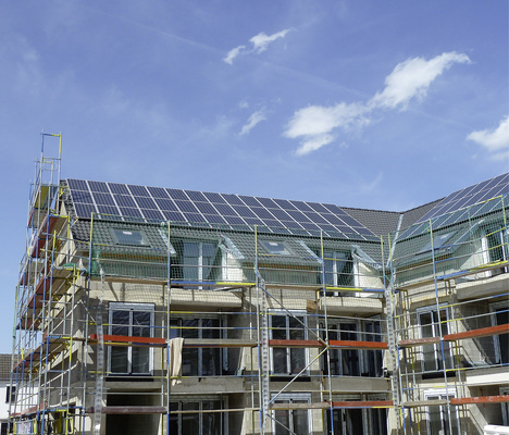 <p>
</p>

<p>
Neubau eines Mietshauses im Kölner Stadtteil Zündorf. Der Vermietet bietet den 26 Familien nicht nur komfortable Wohnungen, sondern auch preiswerten Strom vom Dach.
</p> - © Foto: Wi Solar

