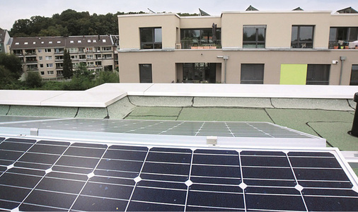 <p>
Das Dach auf dem Neubau der Eigentümergemeinschaft Qbus in Düsseldorf: Dort wurden knapp41 Kilowatt Photovoltaik installiert.
</p>

<p>
</p> - © Foto: Qbus

