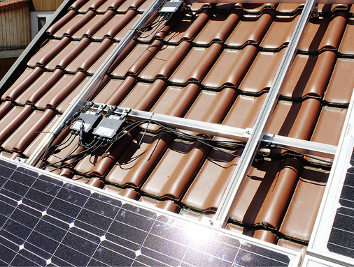 



Die Leistungsoptimierer werden separat unter den Modulen befestigt und in den String eingebunden. Pro Modul wird ein Gerät benötigt. Manche Optimierer steuern zwei Module an.
