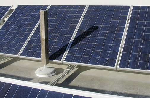 



Verschattung durch Pfosten an zwei identischen Anlagen mit acht Modulen.
