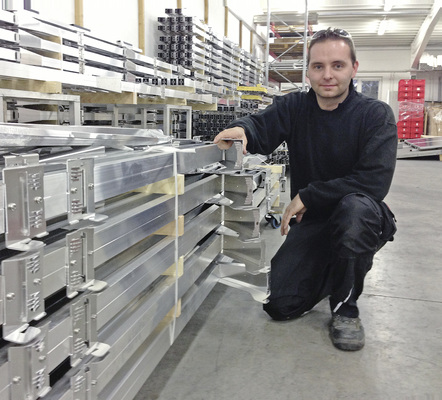 



Franz Ort leitet die Fertigung der Ilzosurf-Gestellsysteme. Das kompakte Lieferbündel des Ilzowafe-Systems reicht für 153 Solarmodule. Es benötigt lediglich einige Binder und Transportsicherungen.
