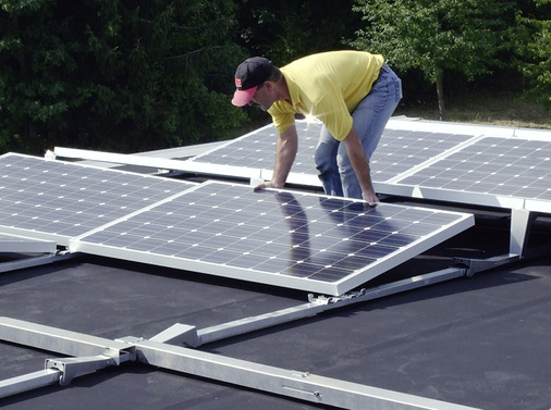 
Module auflegen, einrasten und fertig: Sind die Schienen einmal verlegt, erfolgt die Montage der Solarpaneele im Sekundentakt. Ein Monteur genügt vollauf.
