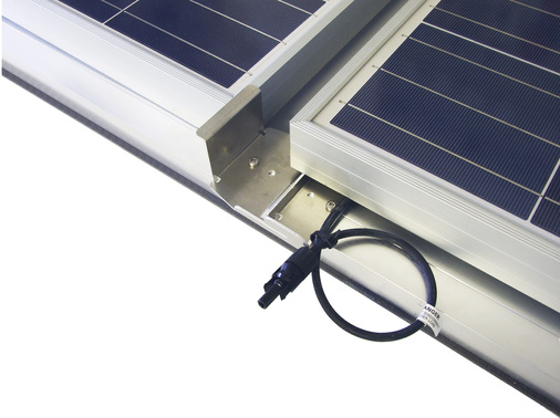 



Der Ilzoclip hält den Modulrahmen, deshalb wird die konventionelle Klemme überflüssig. Zugleich dient er als Anschlag für die nächste Modulreihe. Das Formteil wird durch Laser aus großen Aluminiumblechen geschnitten.
