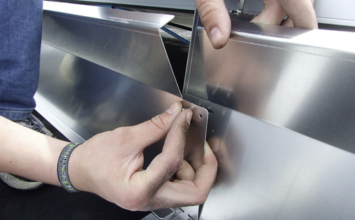 
Der Windschutz besteht aus Alublechen und wird mit Schrauben arretiert.
