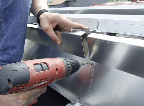 



Ohne Windschutz lässt sich das System verwenden, wenn beispielsweise ein Dach nach Osten und Westen belegt wird. Dann schließen die Module am oberen Rand ab. Sie bilden ein flaches Dreieck, das sich aerodynamisch von selbst auf dem Dach hält.
