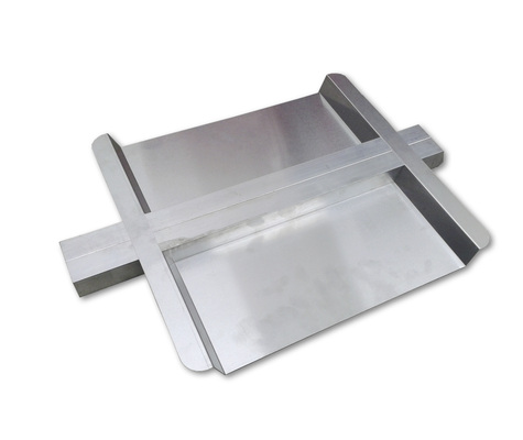 
Vorgefertigter Ballasthalter zur Beschwerung der Schienen auf dem Dach. Die Ballaststeine und EPDM-Gummis zur Unterlage werden mitgeliefert. 
