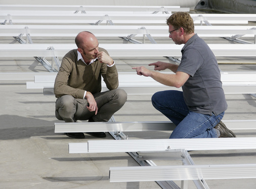 
Vorbereitung des Modulfeldes: Jetzt fehlen nur noch die Paneele. Weil alle Tragprofile als symmetrische Bauteile konstruiert wurden, sind Fehlgriffe oder falsche Montage unmöglich. Auch das spart Zeit – und Geld.
