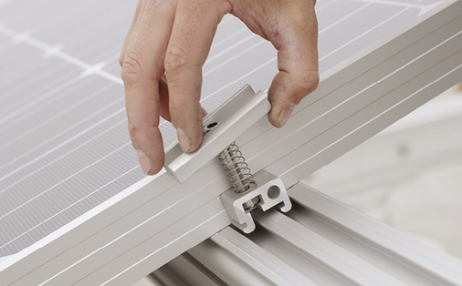 
Die Modulklemme des Diconal-Systems passt sich automatisch der Rahmenhöhe an. Mithilfe der Feder schnappt die Klemme ein. Der Monteur arretiert die Inbusschraube – und fertig.
