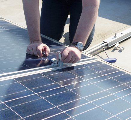 
Die Modulklemme wird eingesetzt, durch die Feder angepasst und verspannt und zuletzt verschraubt. Damit ist die Montage des Solarpaneels abgeschlossen.
