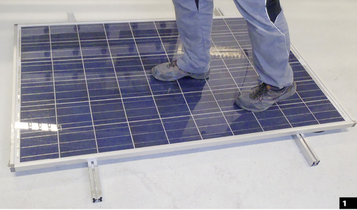 
1
 Viele Installateure laufen über die Module. Sie ziehen weiche Schuhe an, aber das macht kaum einen Unterschied. Denn die Punktlasten biegen die Gläser und die fragilen Solarzellen durch, feine Mikrorisse und Hotspots sind die Folge.



