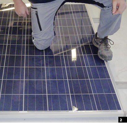 
2
 Kniend ist die Last geringer, doch der Effekt ist ähnlich: Meist sind die Schäden im Modul unsichtbar. Sie zeigen sich nur bei der Leistungsmessung oder in der Elektrolumineszenz.
