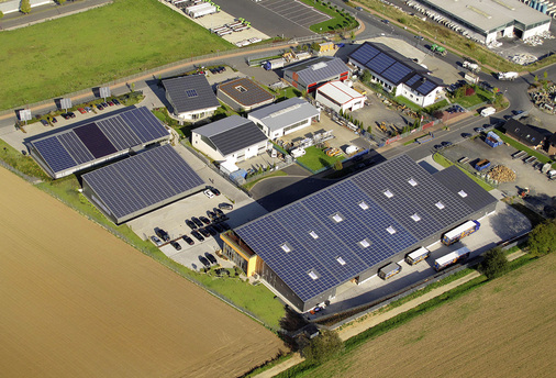 <p>
</p>

<p>
Firmenzentrale des Unternehmens in Kaufungen bei Kassel: Die Solargeneratoren auf den Dächern der Hallen und Büros dienen als Versuchsanlagen und versorgen den Betrieb mit kostengünstigem Strom.
</p> - © Fotos: Solartechnik Stiens

