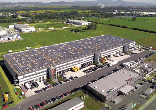 
Insgesamt 728 Kilowatt auf dem Dach eines gewerblichen Kunden. Speisten die Generatoren früher vollständig ins Netz ein, treibt nun der Eigenverbrauch den Markt. Er hängt ganz wesentlich von der geplanten EEG-Umlage ab.
