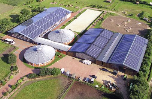 
Fast 600 Kilowatt leisten diese Solaranlagen. Zunehmend spielt die Photovoltaik eine Rolle, um den Eigenstrombedarf von Biogasanlagen zu decken. Zu den Verbrauchern gehören die Fermenter und die Rührwerke.
