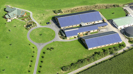 <p>
Photovoltaikanlagen auf den Dächern eines landwirtschaftlichen Betriebs in Rauschenberg. Sie leisten zusammen rund 300 Kilowatt. Die Bauern sind für Stiens Solartechnik sehr wichtige Kunden.
</p>
