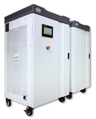 



In diesem mobilen Schrank sind die Batterien, die Ladetechnik und das Energiemanagement untergebracht: anschlussfertig und leicht zu warten.
