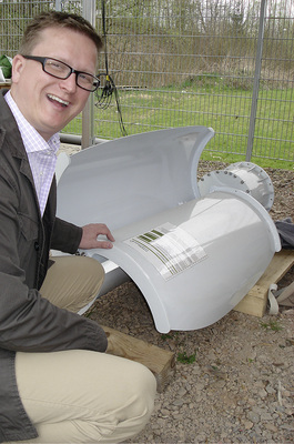 <p>
André Schön präsentiert eine kleine Windtonne mit einer Nennleistung von 500 Watt. Sie kann die Photovoltaik gut ergänzen.
</p>

<p>
</p> - © Fotos: HS

