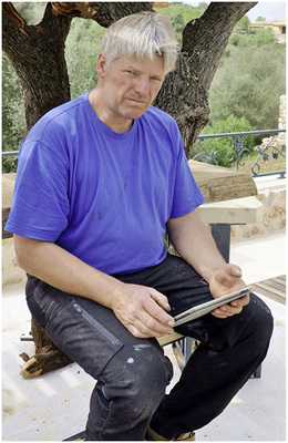 
Peter Sievers kontrolliert die Haustechnik auf der neuen Finca von seinem Tablet aus. Im Hauskraftwerk S10 laufen die Energieströme zusammen.
