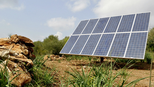 
Die Solarmodule wurden auf Nachführsystemen (Modultrackern) installiert, um die hohe Sonnenintensität möglichst gut zu nutzen.
