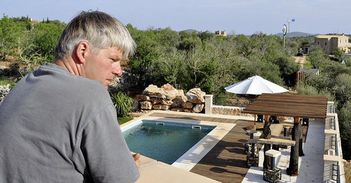 
Autonom, still und sauber: Zufrieden blickt Peter Sievers auf sein Werk. Beide Fincas werden mit einem Minimum an Betriebskosten versorgt.
