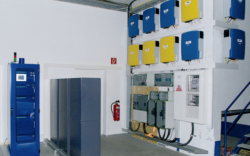 <p>
Einbausituation der gesamten Systemtechnik bei Klar Folien GmbH: Gut zu sehen sind die Batterieschränke (Bildmitte), die Wechselrichter für die Solaranlage und die Speichersteuerung sowie die Zähler.
</p>
