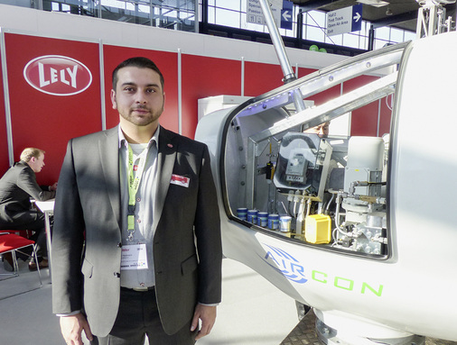 <p>
</p>

<p>
René Hackmann bei der Arbeit: Auf der New Energy in Husum präsentiert er die neue Aircon-Anlage mit 30 Kilowatt Leistung.
</p> - © Foto: nhp

