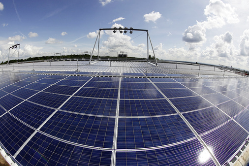 



Bei Kickers Offenbach wurde der Sonnengenerator auf der Tribünenüberdachung installiert. Gebaut wurde die Anlage von Juwi, im Auftrag der Energieversorgung Offenbach AG. Insgesamt 3.800 Quadratmeter Module liefern 380.000 Megawattstunden Solarstrom im Jahr.
