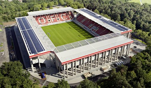 



Luftaufnahme des Sparda-Bank-Hessen-Stadions auf dem Bieberer Berg, in dem die Kickers Offenbach ihre Heimspiele bestreiten. Die Solaranlage kostete rund 600.000 Euro. Betrieben wird sie von den Stadtwerken Offenbach.
