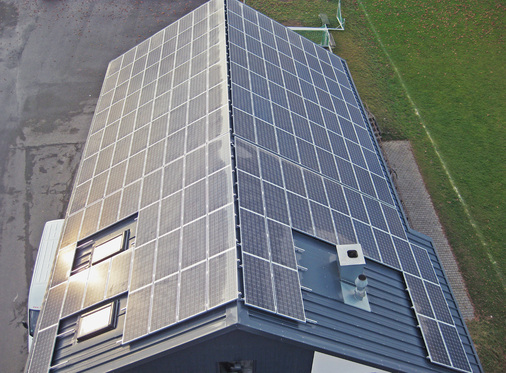



Die Solaranlage des SV Degerschlacht: Das alte Asbestdach aus dem Jahr 1959 wurde saniert – mit Photovoltaikmodulen auf beiden Seiten.
