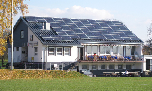 



Bei den meisten Vereinen wird im Sportlerheim ein Café oder ein Restaurant betrieben. Deshalb und wegen der Duschen für die Spieler ist der Warmwasserbedarf relativ hoch.
