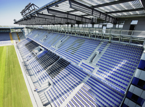 



Die Schüco-Arena in Bielefeld: Dort wurden die Solarmodule in das Tribünendach integriert. Um ausreichend Licht auf den Rasen zu lassen, wurden die Abstände der Solarzellen größer gewählt.
