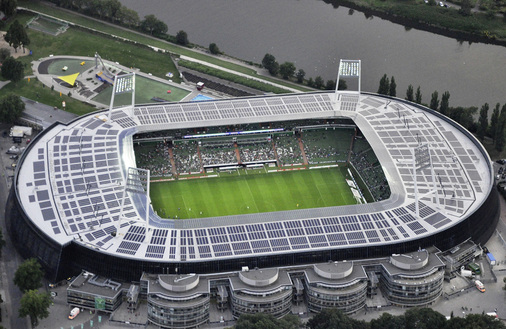 



Das Sonnenstadion von Werder Bremen: 1,2 Megawatt scheinen über den Rängen zu schweben. Die Anlage wurde im Zuge des Umbaus des Weserstadions im Jahr 2011 errichtet.
