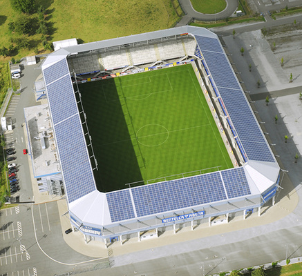 



Das Stadion des SC Paderborn verfügtebenfalls über eineSolaranlage. DieModulfläche beträgt 4.570 Quadratmeter.Der Generator liefertjedes Jahr rund 480.000 Kilowattstunden.
