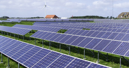 



Pellworm ist ein guter Standort für Sonnen- und Windstrom. Die Erneuerbaren-Anlagen auf der Insel erzeugen dreimal mehr Strom, als die Bewohner überhaupt benötigen.
