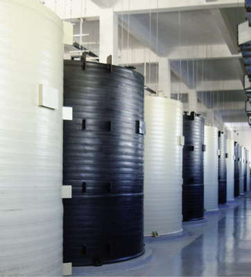 



Schwarz und weiß: Tanks mit aktiver und passiv geladener Vanadium-Flüssigkeit. Aktuell sind auch Redox-Paare aus Zink-Eisen im Gespräch.
